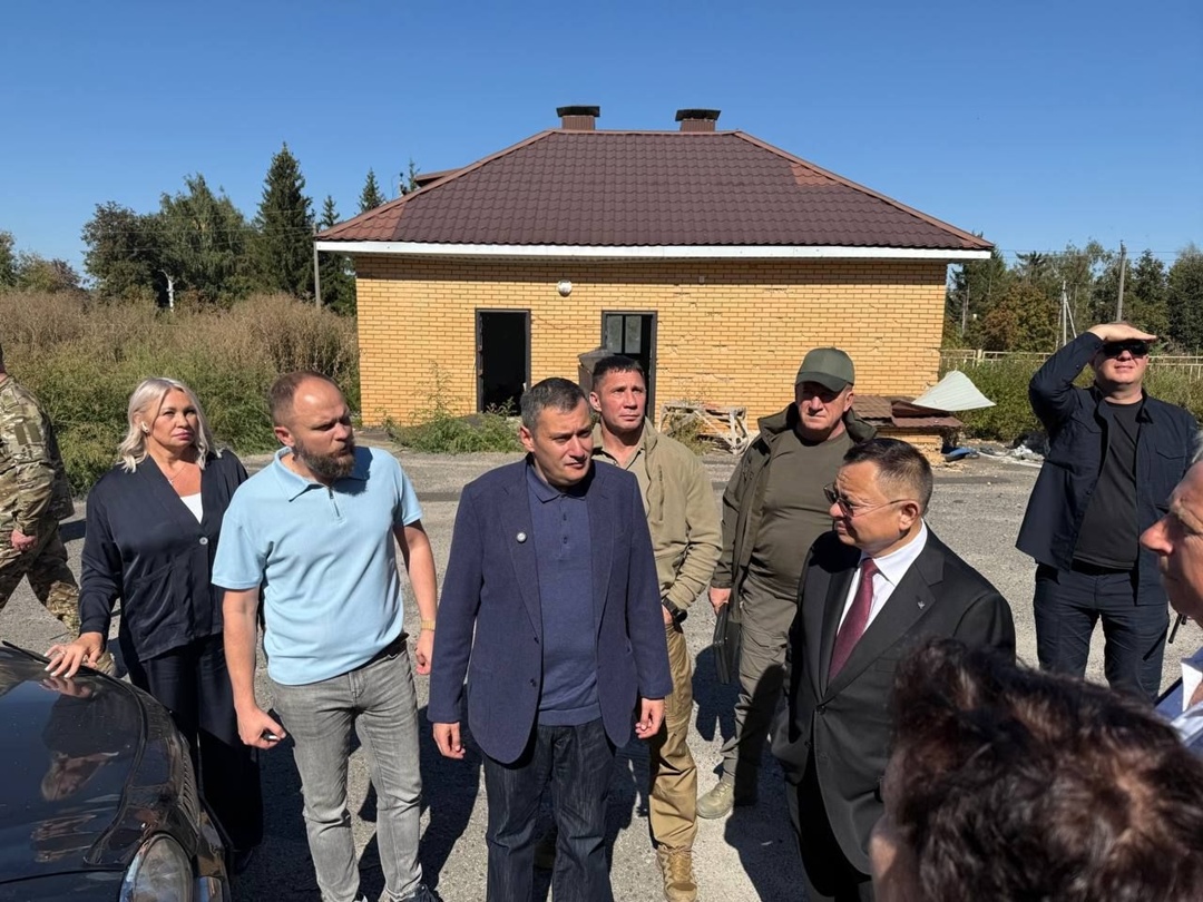 Глава Минстроя России Ирек Файзуллин в ходе рабочего визита в Курскую область совместно с врио губернатора Александром Хинштейном осмотрел объекты первой…