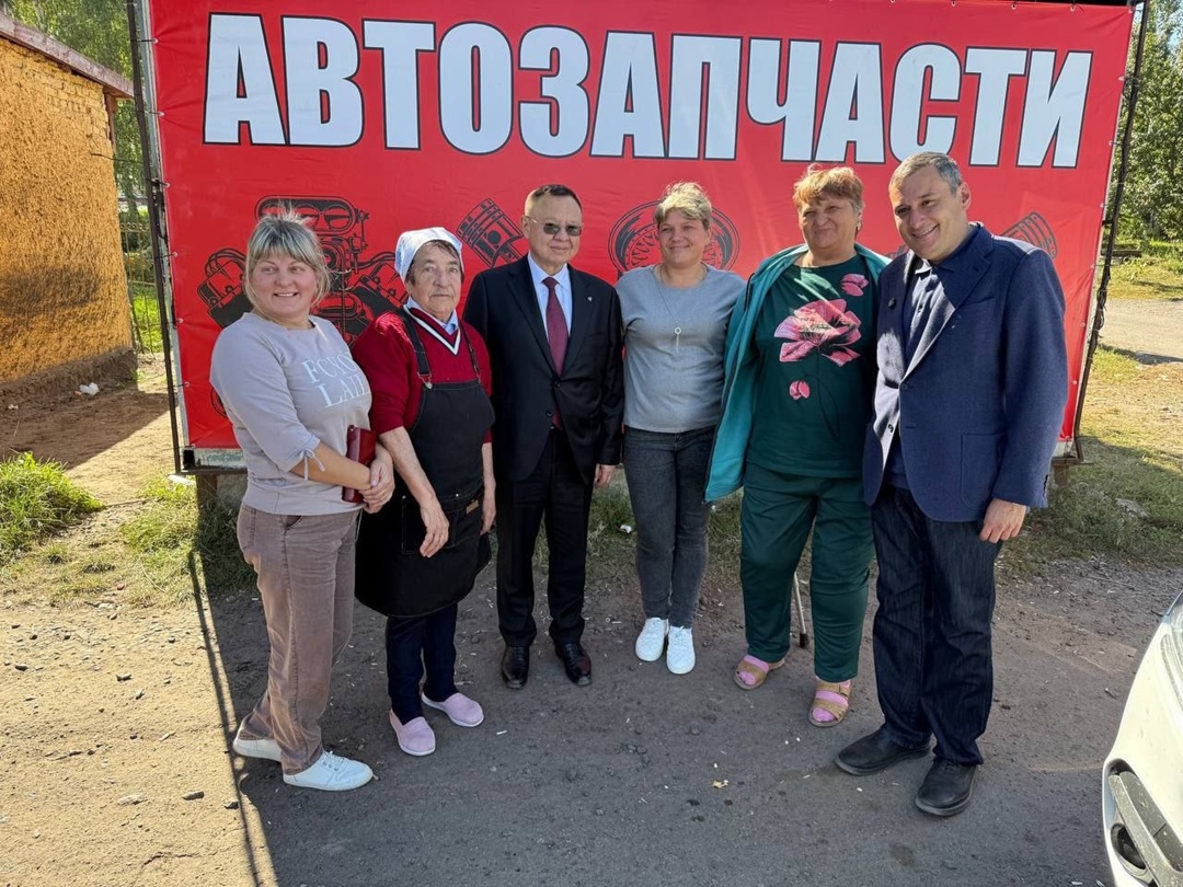 Глава Минстроя России Ирек Файзуллин в ходе рабочего визита в Курскую область совместно с врио губернатора Александром Хинштейном осмотрел объекты первой…