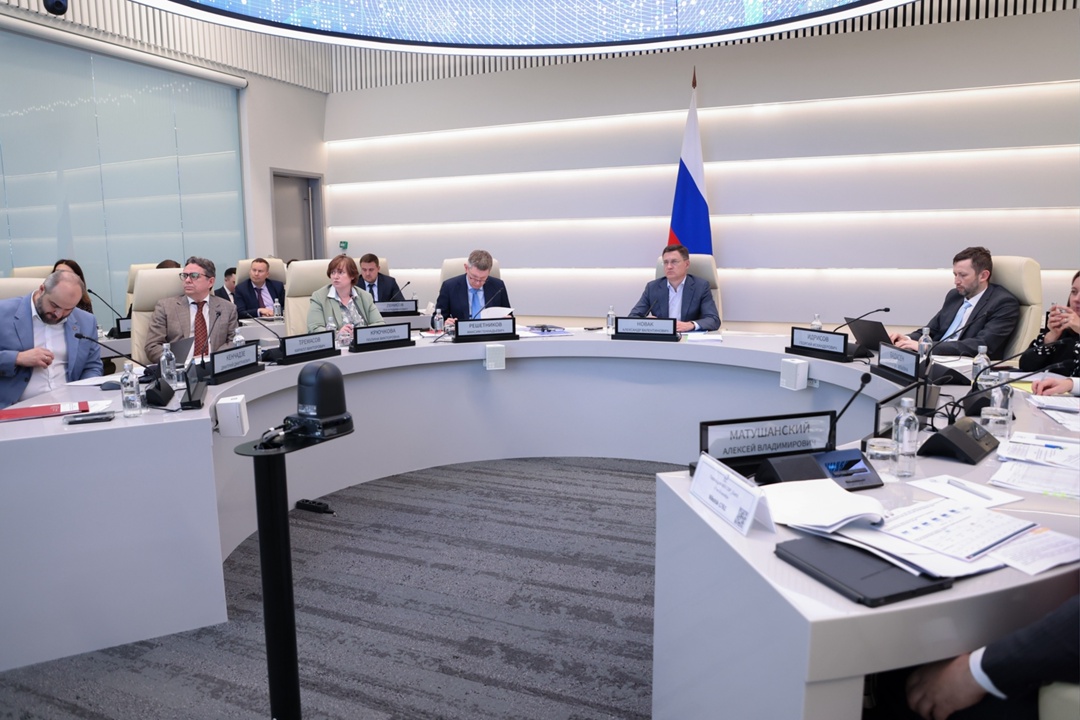 Александр Новак провел совещание по текущей ситуации в экономике.