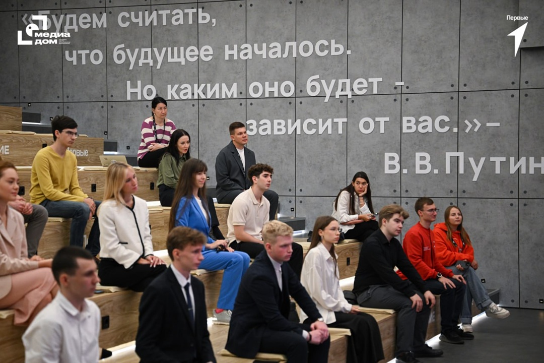 Финансы – это точно не скучно: Ирина Окладникова пообщалась со школьниками и студентами в рамках проекта «Классная встреча»