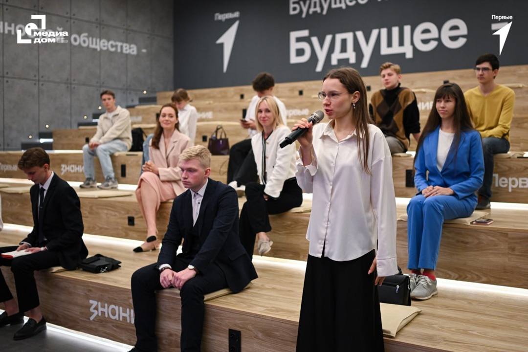 Финансы – это точно не скучно: Ирина Окладникова пообщалась со школьниками и студентами в рамках проекта «Классная встреча»