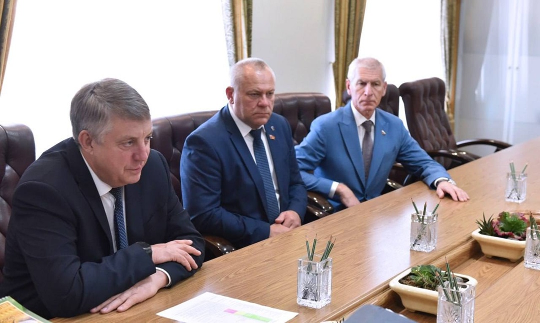 Министр строительства и ЖКХ РФ Ирек Файзуллин прибыл с официальным визитом в Брянскую область и провел рабочую встречу с губернатором Александром Богомазом