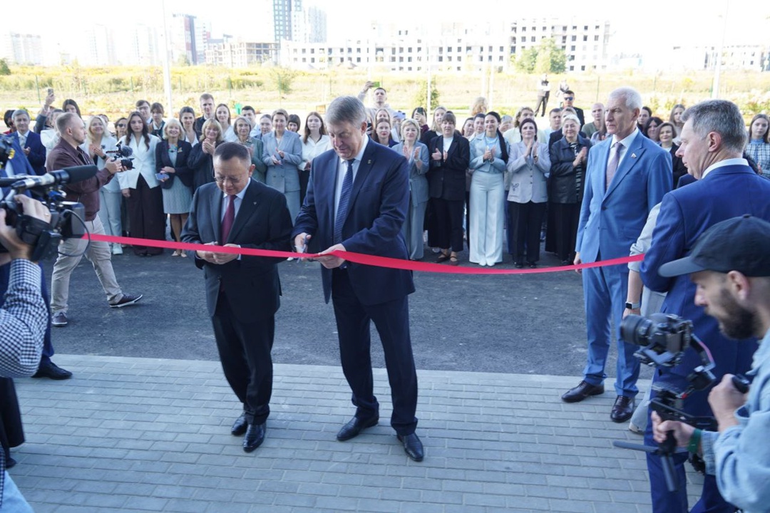 Глава Минстроя России Ирек Файзуллин в ходе рабочей поездки в Брянскую область совместно с губернатором Александром Богомазом принял участие в открытии школы…