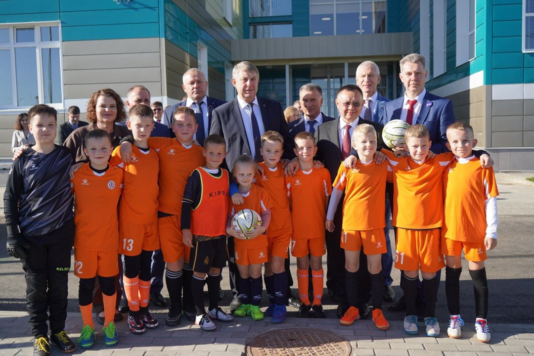 Глава Минстроя России Ирек Файзуллин в ходе рабочей поездки в Брянскую область совместно с губернатором Александром Богомазом принял участие в открытии школы…