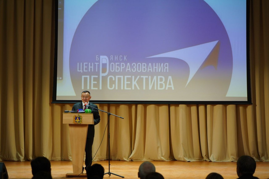 Глава Минстроя России Ирек Файзуллин в ходе рабочей поездки в Брянскую область совместно с губернатором Александром Богомазом принял участие в открытии школы…