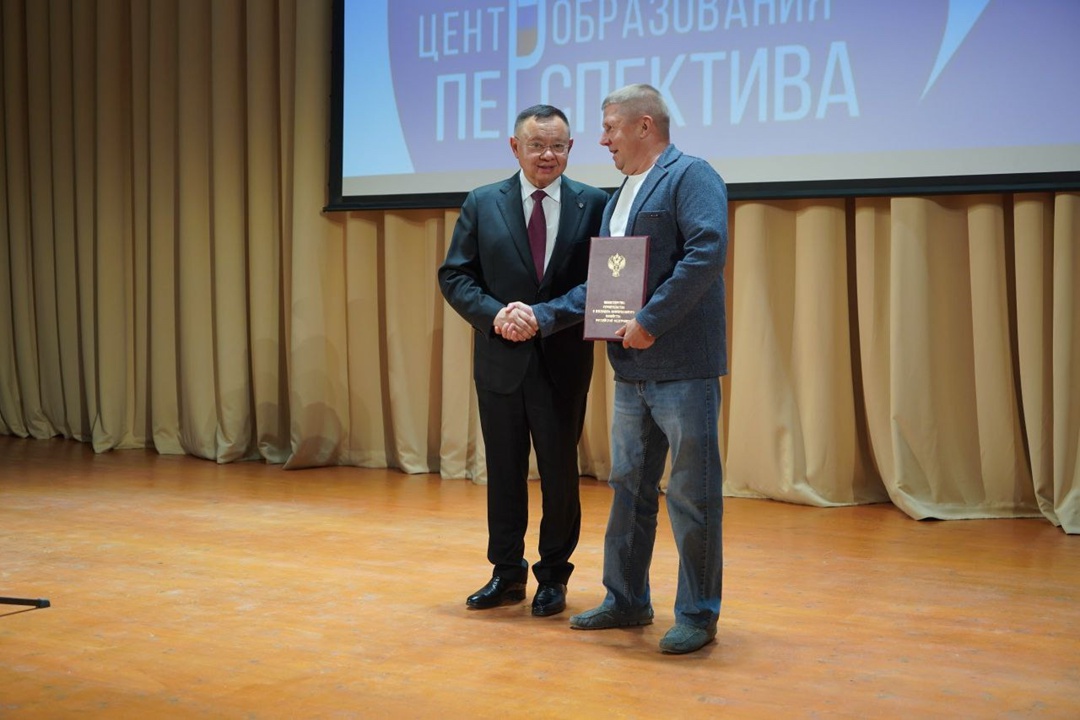 Глава Минстроя России Ирек Файзуллин в ходе рабочей поездки в Брянскую область совместно с губернатором Александром Богомазом принял участие в открытии школы…