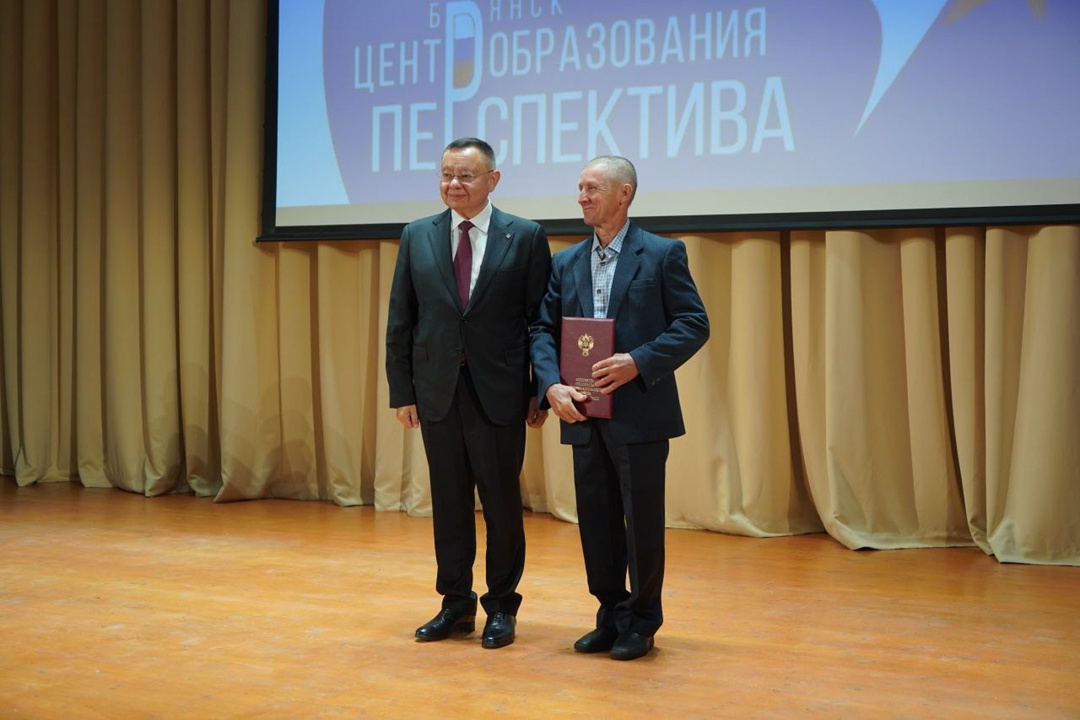 Глава Минстроя России Ирек Файзуллин в ходе рабочей поездки в Брянскую область совместно с губернатором Александром Богомазом принял участие в открытии школы…