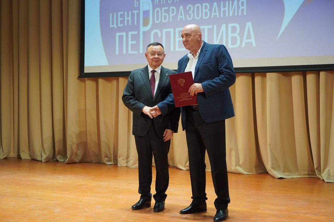 Глава Минстроя России Ирек Файзуллин в ходе рабочей поездки в Брянскую область совместно с губернатором Александром Богомазом принял участие в открытии школы…