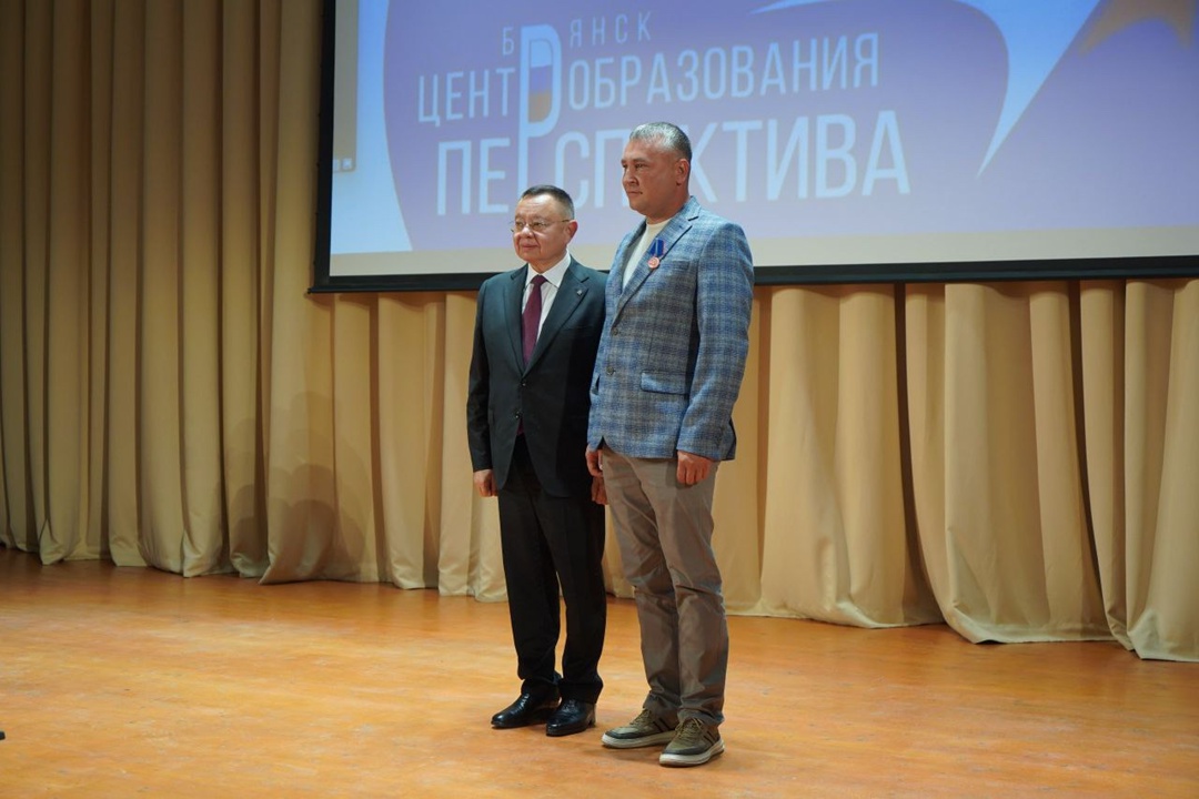 Глава Минстроя России Ирек Файзуллин в ходе рабочей поездки в Брянскую область совместно с губернатором Александром Богомазом принял участие в открытии школы…