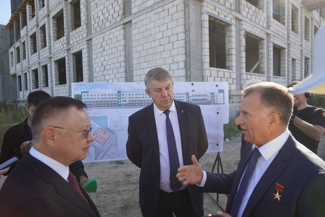 Глава Минстроя России Ирек Файзуллин в рамках рабочей поездки в Брянскую область посетил объекты социальной инфраструктуры