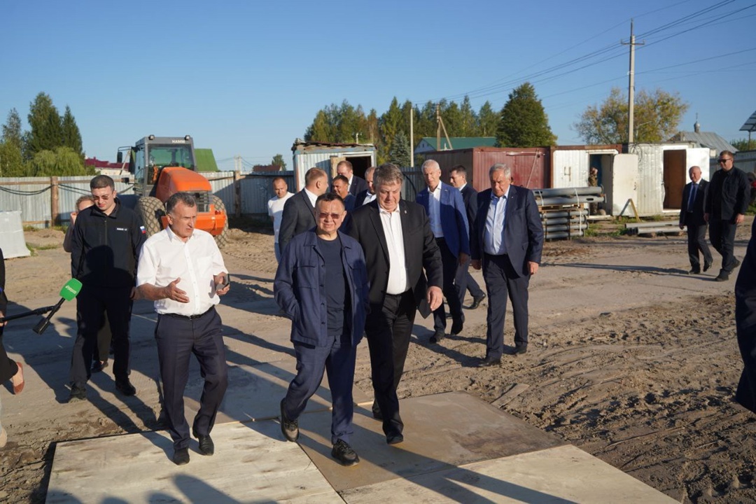 Во время рабочей поездки Министр строительства и ЖКХ РФ Ирек Файзуллин вместе с Главой Брянской области Александром Богомазом посетил социальные объекты в селе…