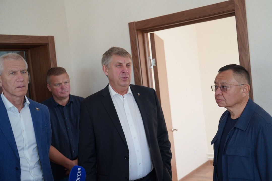 Во время рабочей поездки Министр строительства и ЖКХ РФ Ирек Файзуллин вместе с Главой Брянской области Александром Богомазом посетил социальные объекты в селе…