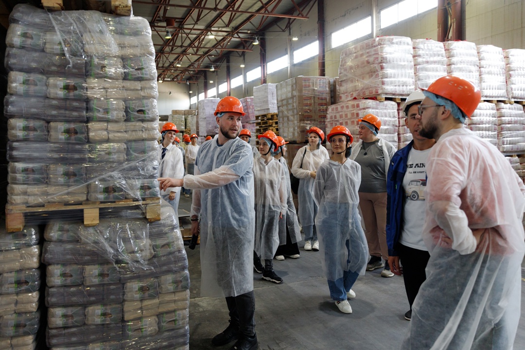 ЗНАМЕНСКИЙ САХАРНЫЙ ЗАВОД ОТКРЫЛ ДВЕРИ ДЛЯ КОЛЛЕГ: ЗНАКОМСТВО С ПРОИЗВОДСТВОМ И ТЕХНОЛОГИЯМИ