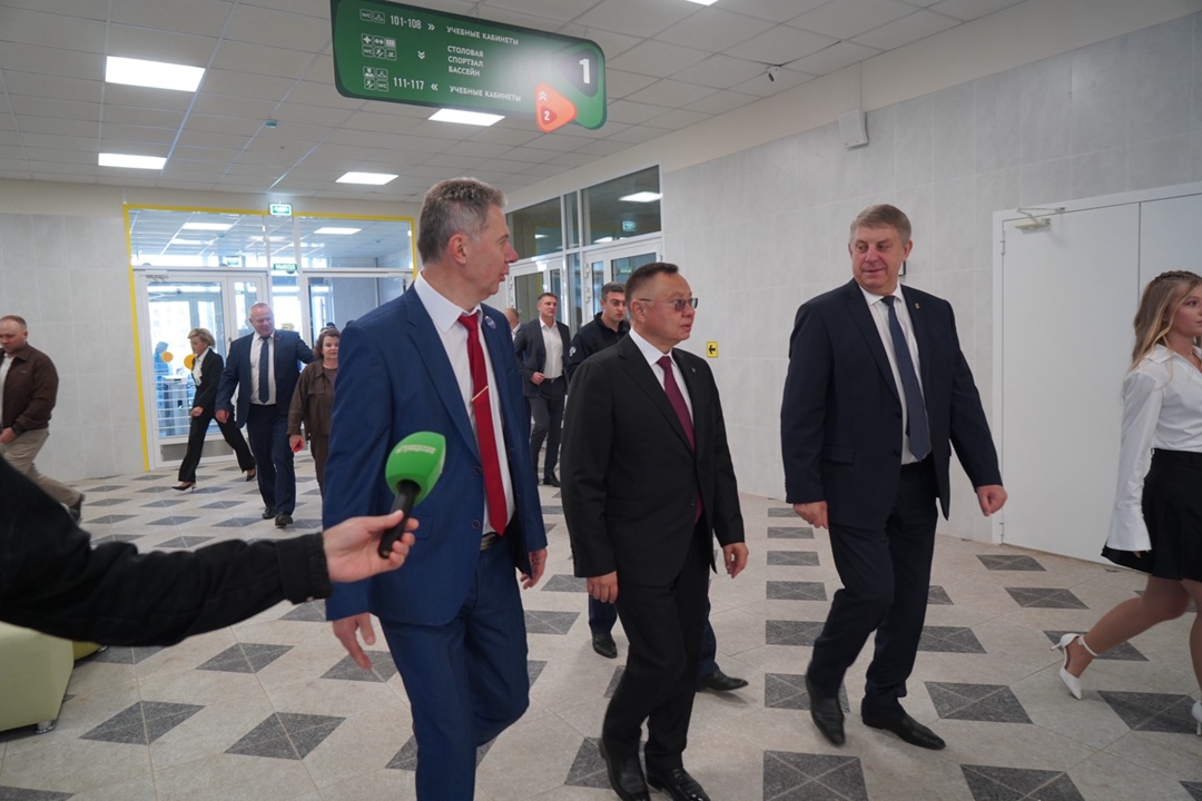 Министр строительства и ЖКХ Ирек Файзуллин совершил рабочую поездку в Брянскую область.