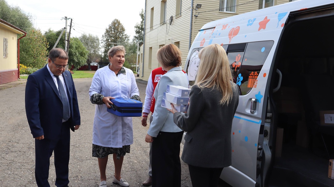 Марафон добрых дел Нефтяники ЛУКОЙЛа передали медоборудование в 23 районные больницы Прикамья в рамках благотворительной акции.