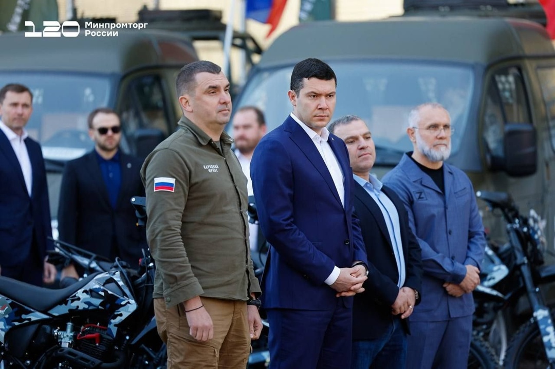 Антон Алиханов и руководитель Исполкома Народного фронта Михаил Кузнецов передали технику для нужд СВО