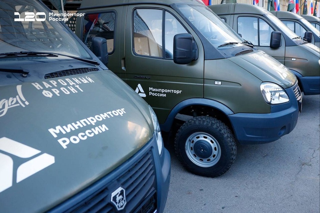 Антон Алиханов и руководитель Исполкома Народного фронта Михаил Кузнецов передали технику для нужд СВО