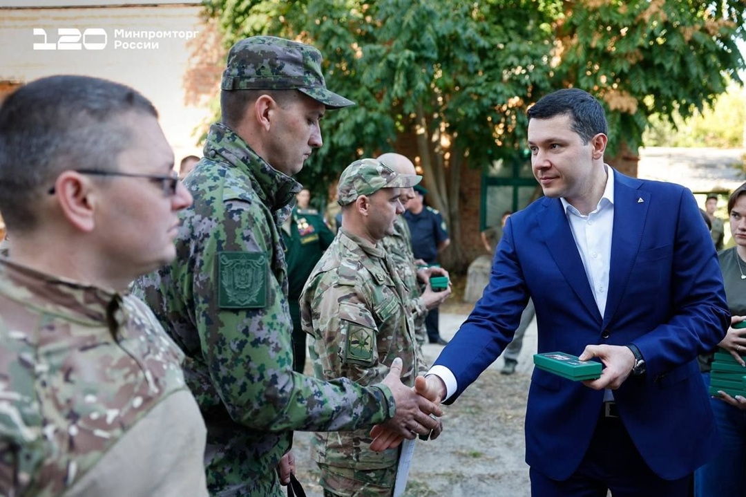 Антон Алиханов и руководитель Исполкома Народного фронта Михаил Кузнецов передали технику для нужд СВО