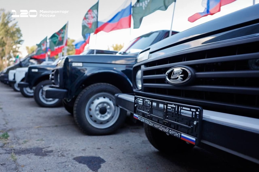 Антон Алиханов и руководитель Исполкома Народного фронта Михаил Кузнецов передали технику для нужд СВО