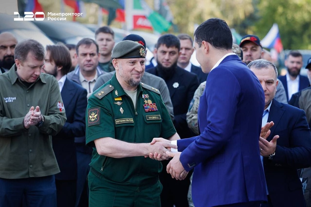 Антон Алиханов и руководитель Исполкома Народного фронта Михаил Кузнецов передали технику для нужд СВО