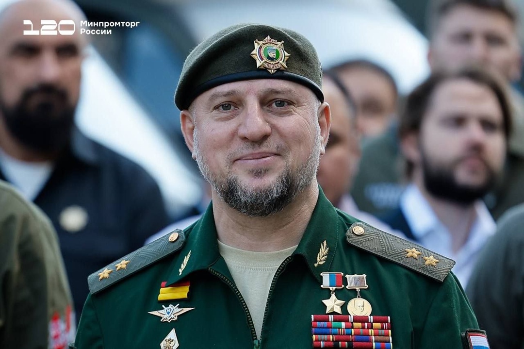 Антон Алиханов и руководитель Исполкома Народного фронта Михаил Кузнецов передали технику для нужд СВО