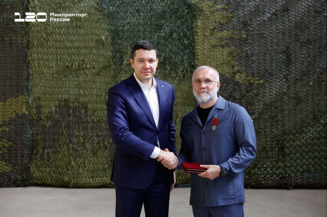 Антон Алиханов и руководитель Исполкома Народного фронта Михаил Кузнецов передали технику для нужд СВО