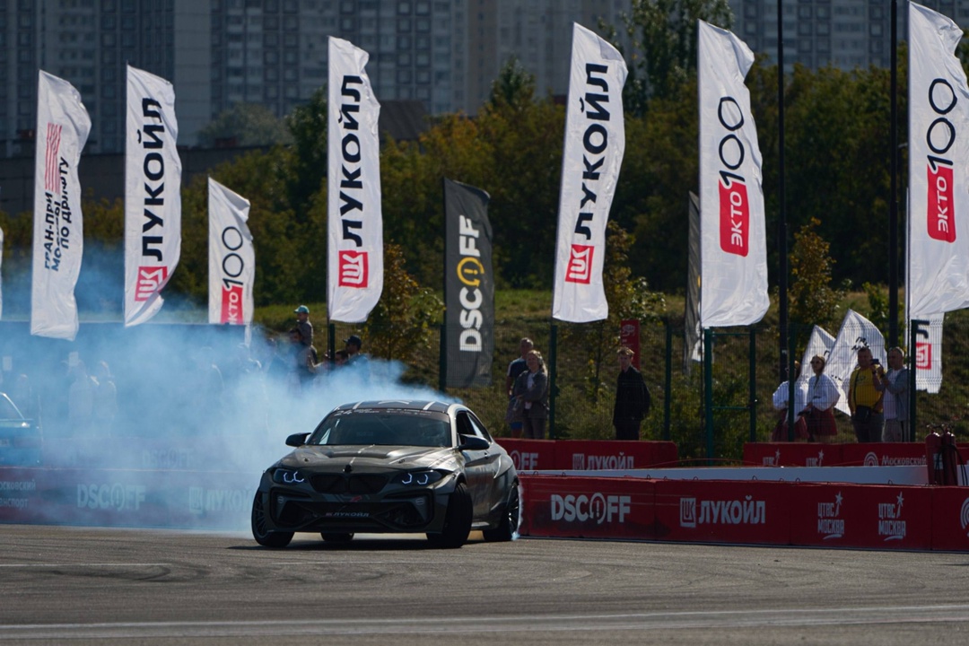 Скольжение как по маслу ЛУКОЙЛ — партнёр фестиваля Гран-При Москвы по дрифту.