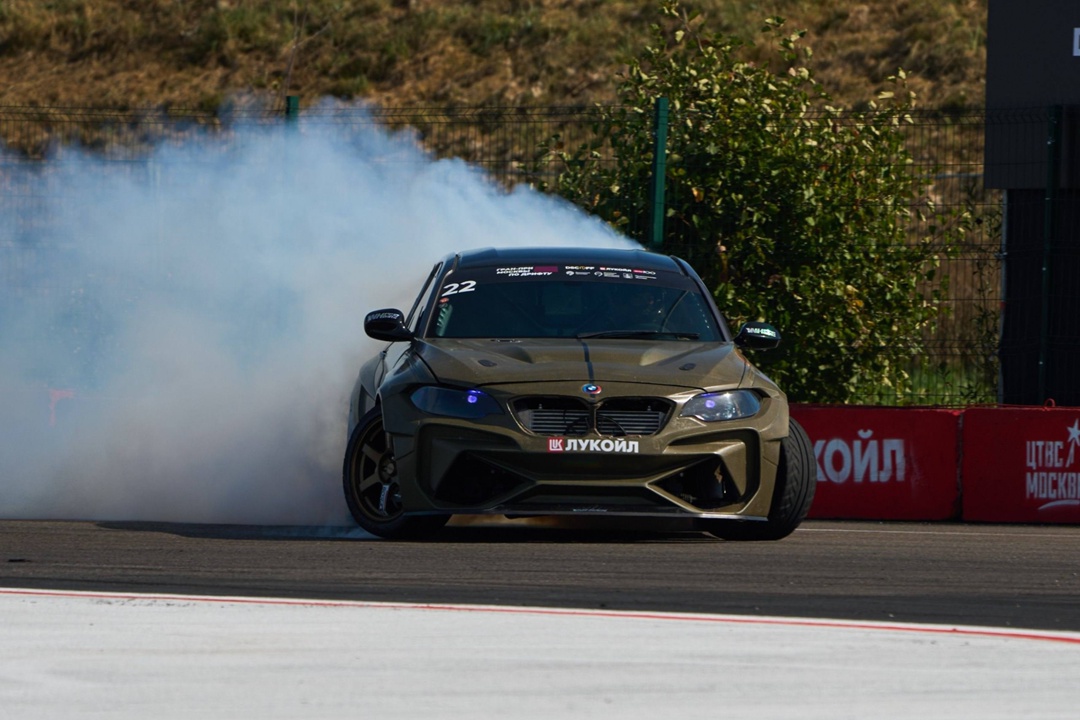 Скольжение как по маслу ЛУКОЙЛ — партнёр фестиваля Гран-При Москвы по дрифту.