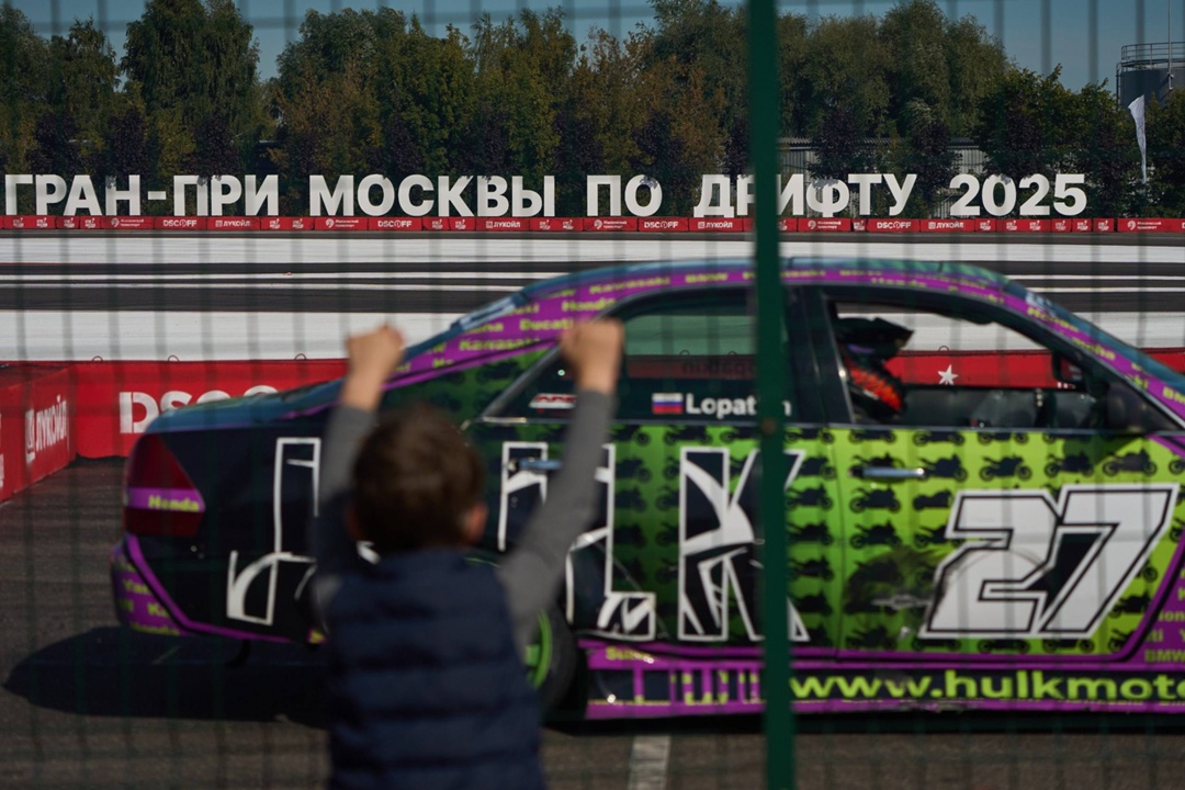 Скольжение как по маслу ЛУКОЙЛ — партнёр фестиваля Гран-При Москвы по дрифту.