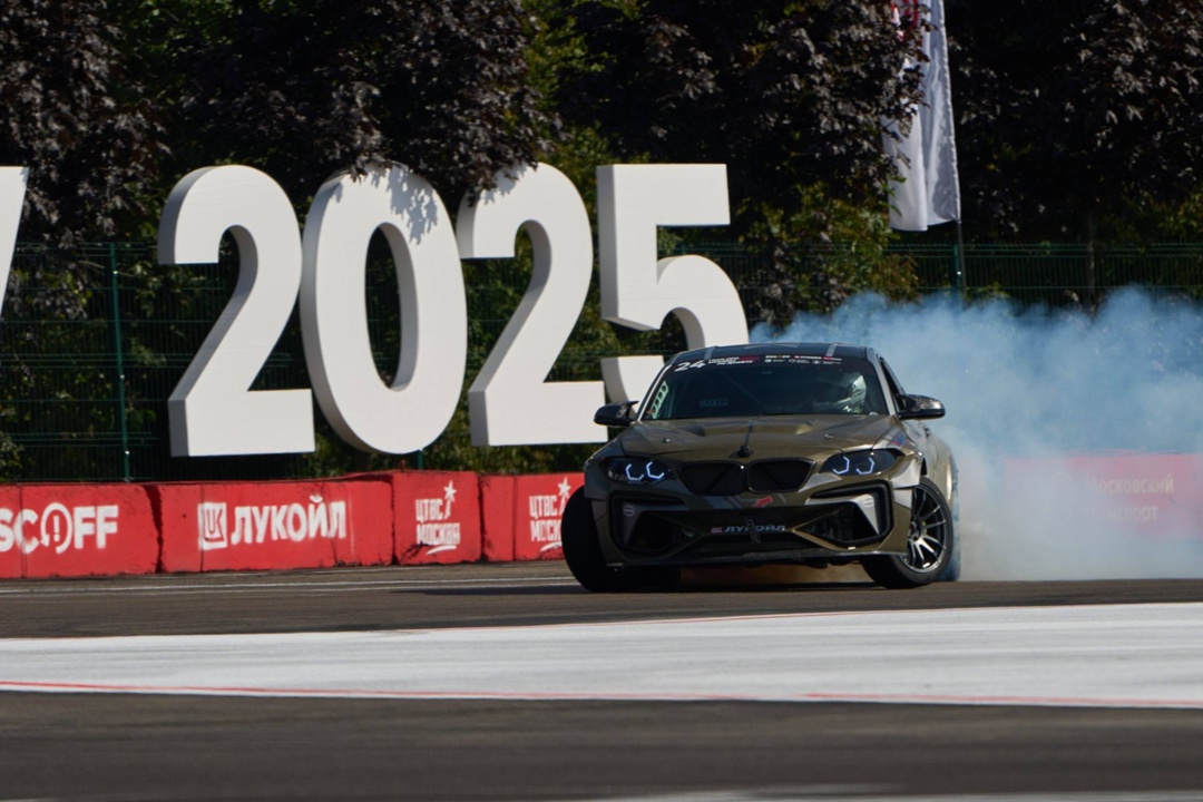 Скольжение как по маслу ЛУКОЙЛ — партнёр фестиваля Гран-При Москвы по дрифту.