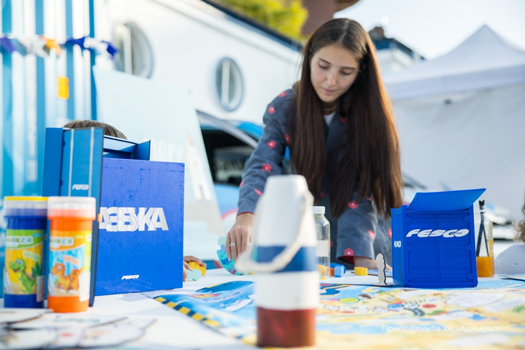 Пока хоккейный клуб «Адмирал» презентовал свой новый состав, самые юные болельщики знакомились с проектом «FESCO Детям»
