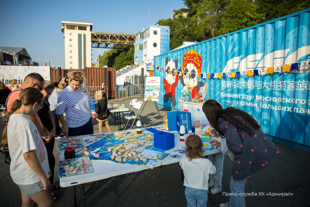 Пока хоккейный клуб «Адмирал» презентовал свой новый состав, самые юные болельщики знакомились с проектом «FESCO Детям»