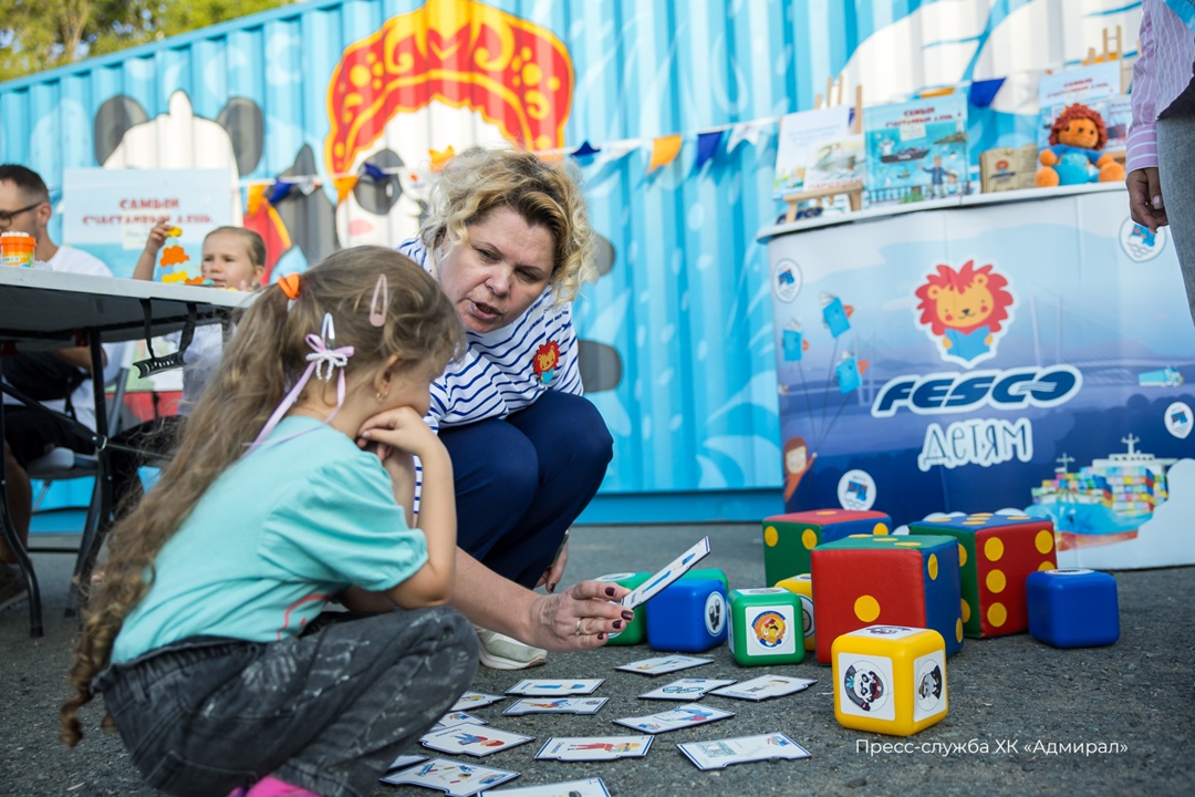 Пока хоккейный клуб «Адмирал» презентовал свой новый состав, самые юные болельщики знакомились с проектом «FESCO Детям»