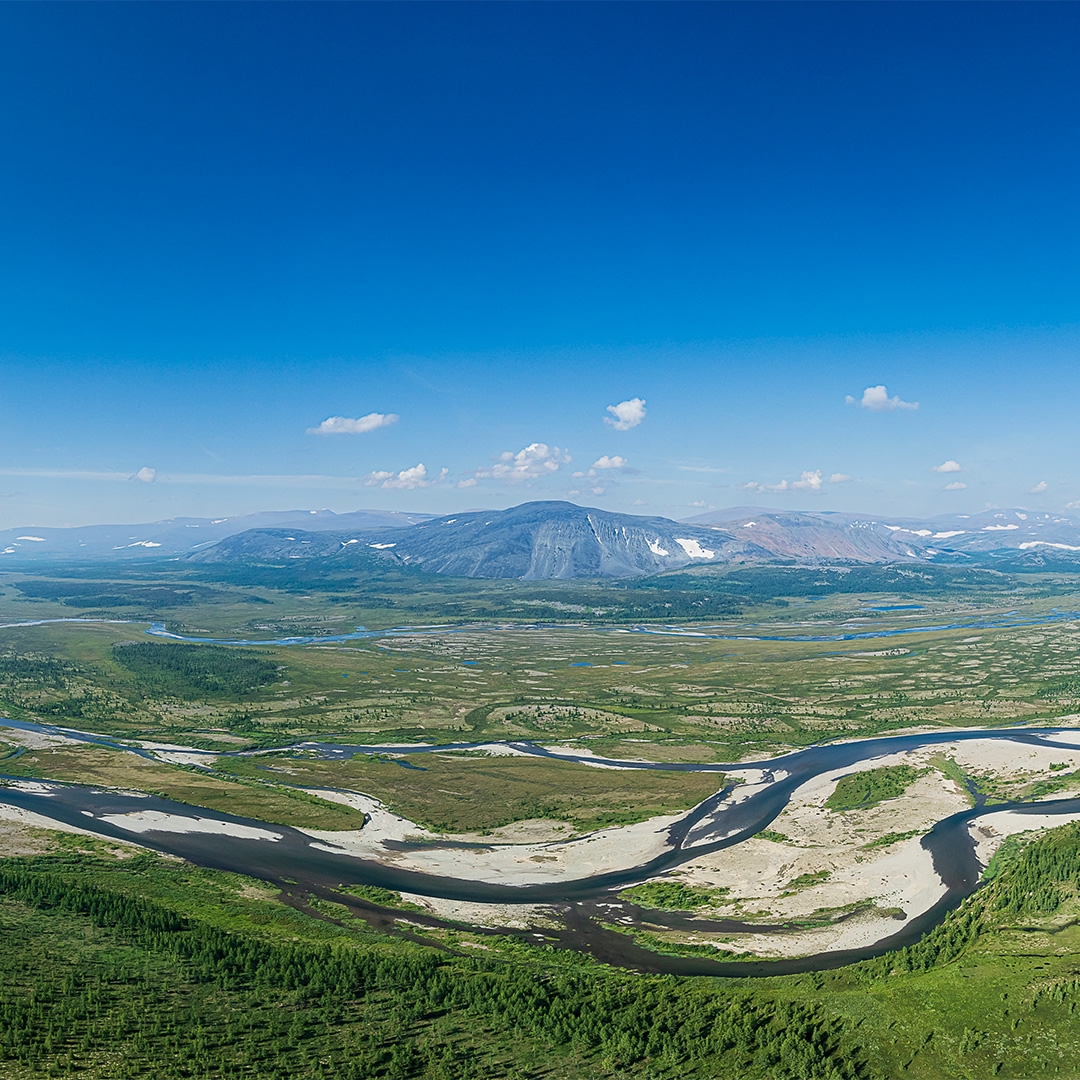 Суровый климат Ямала задает свои правила: зима здесь долгая и холодная. Тем ценнее лето – короткое, но яркое, наполненное красками и жизнью