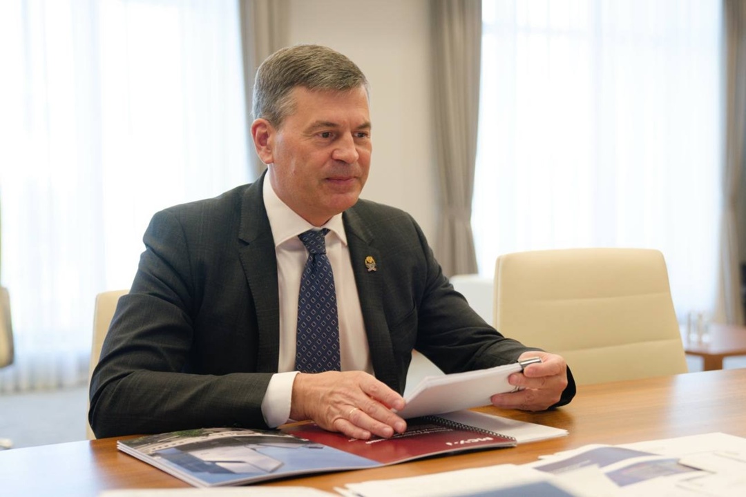 Глава Минстроя России Ирек Файзуллин провел рабочую встречу с ректором РАНХиГС Алексеем Комиссаровым