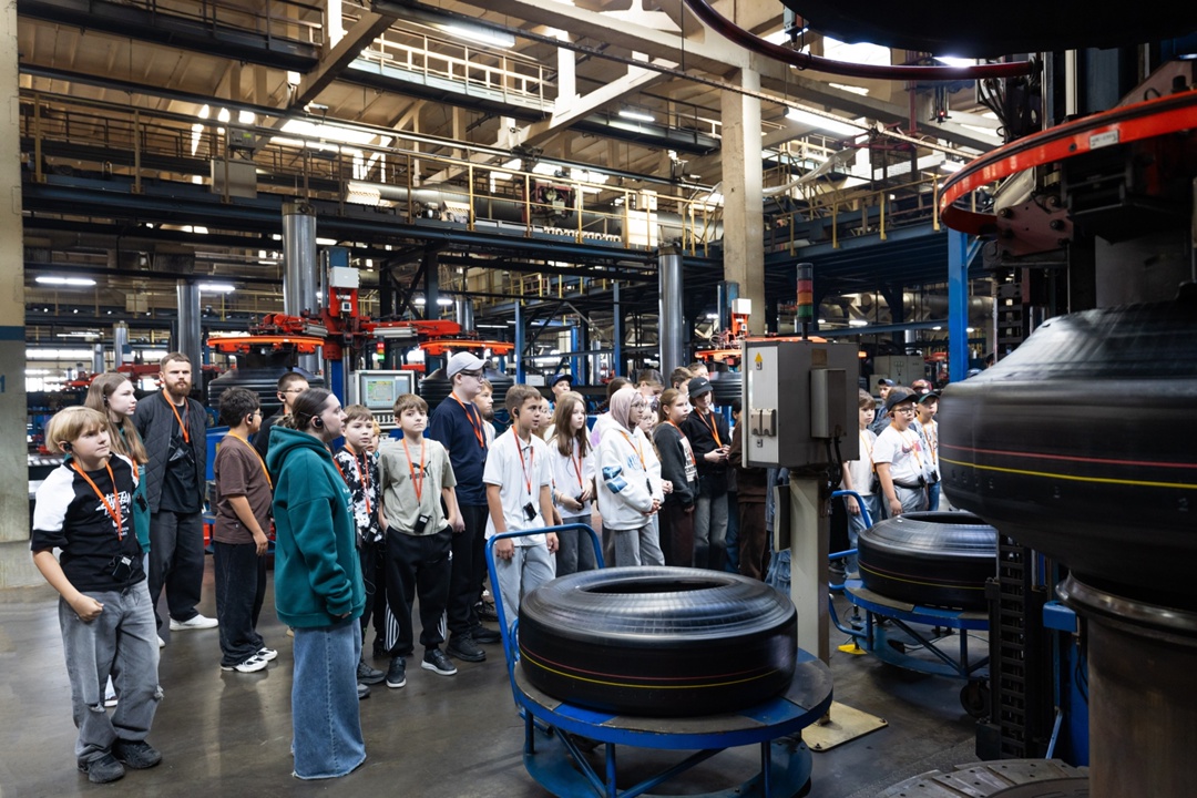 Как люди и роботы создают современные шины?