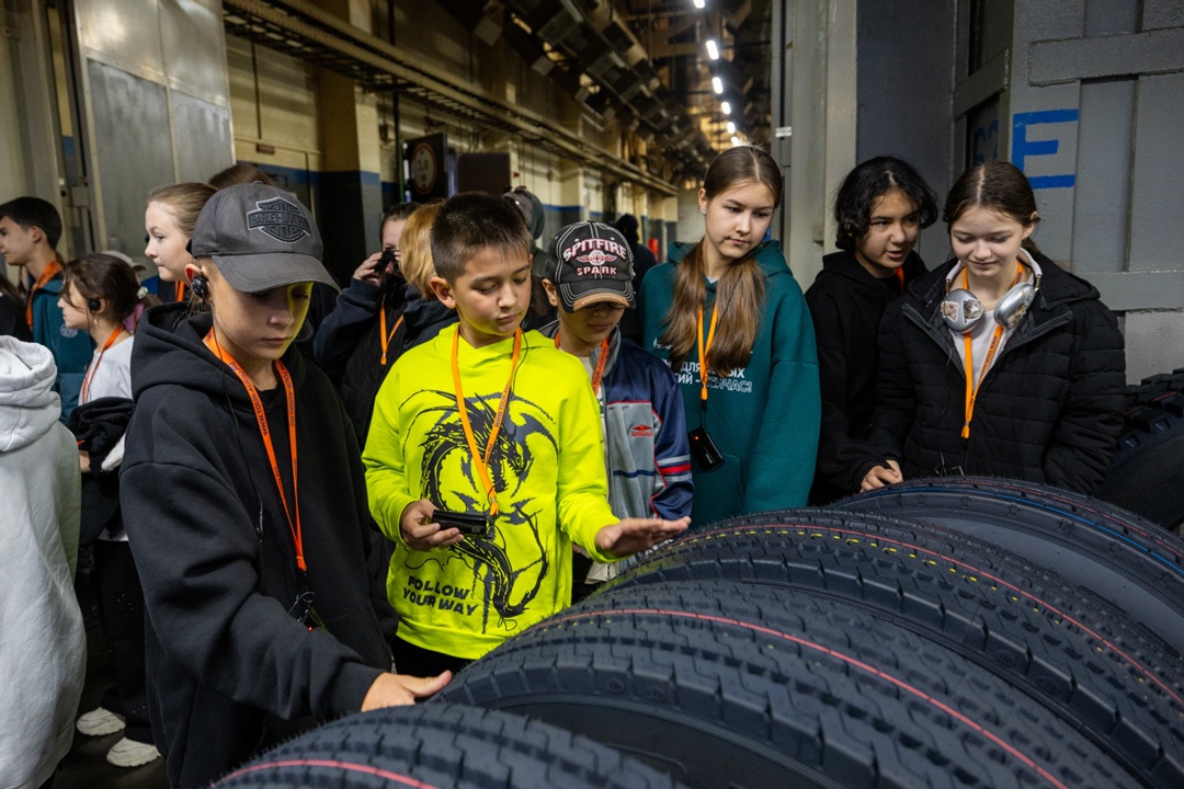 Как люди и роботы создают современные шины?