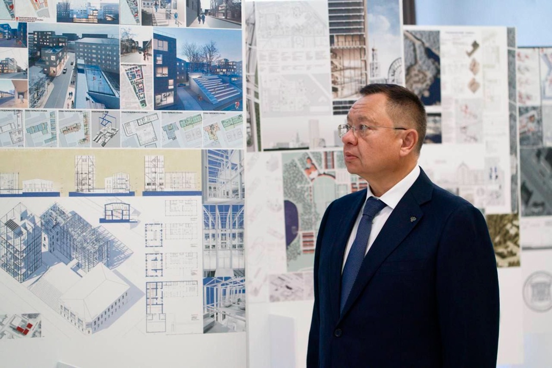 Министр строительства и ЖКХ РФ Ирек Файзуллин ознакомился с экспозицией работ, представленных студентами НИУ МГСУ и МАРХИ в Минстрое России