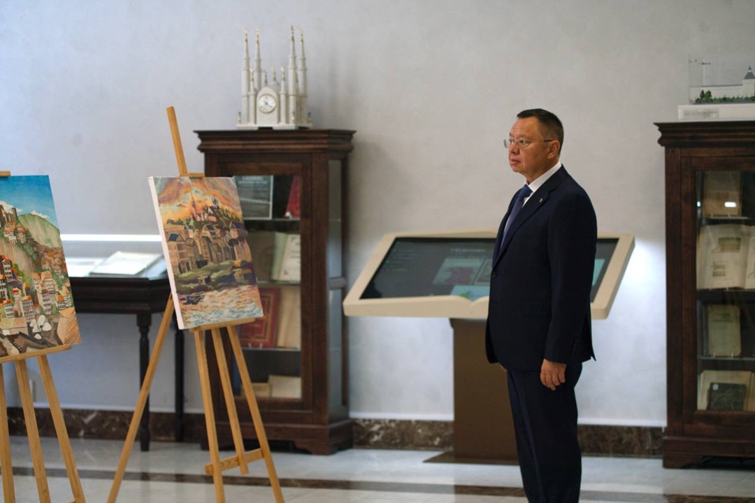 Министр строительства и ЖКХ РФ Ирек Файзуллин ознакомился с экспозицией работ, представленных студентами НИУ МГСУ и МАРХИ в Минстрое России