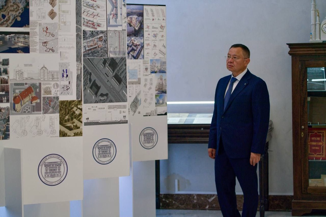 Министр строительства и ЖКХ РФ Ирек Файзуллин ознакомился с экспозицией работ, представленных студентами НИУ МГСУ и МАРХИ в Минстрое России