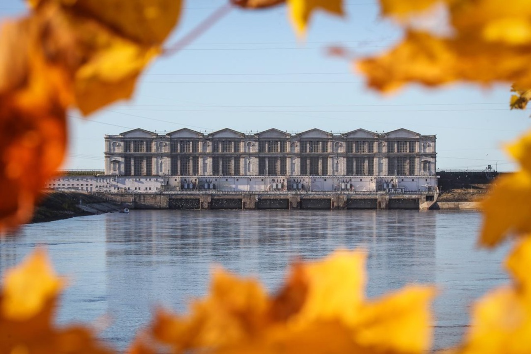 Энергия осени в РусГидро Когда летняя жара сменяется прохладой, а листья превращаются в огненно-золотое покрывало, наши гидростанции выглядят особенно живописно