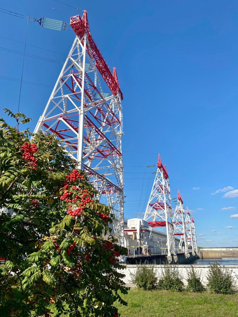Энергия осени в РусГидро Когда летняя жара сменяется прохладой, а листья превращаются в огненно-золотое покрывало, наши гидростанции выглядят особенно живописно