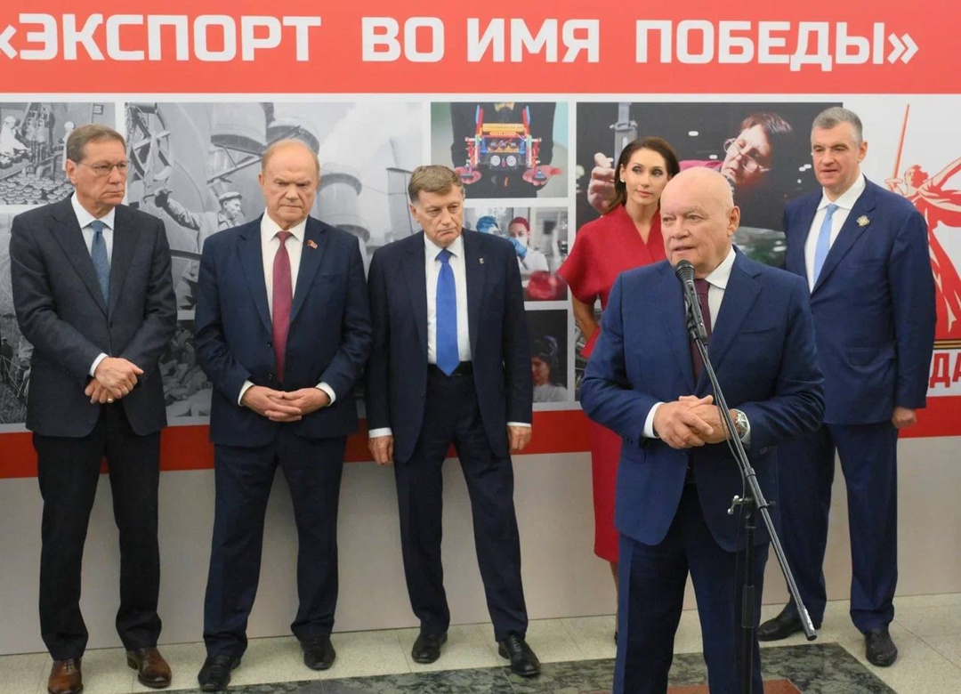 Осенняя сессия в Государственной Думе ФС РФ открылась выставкой «Экспорт во имя Победы»