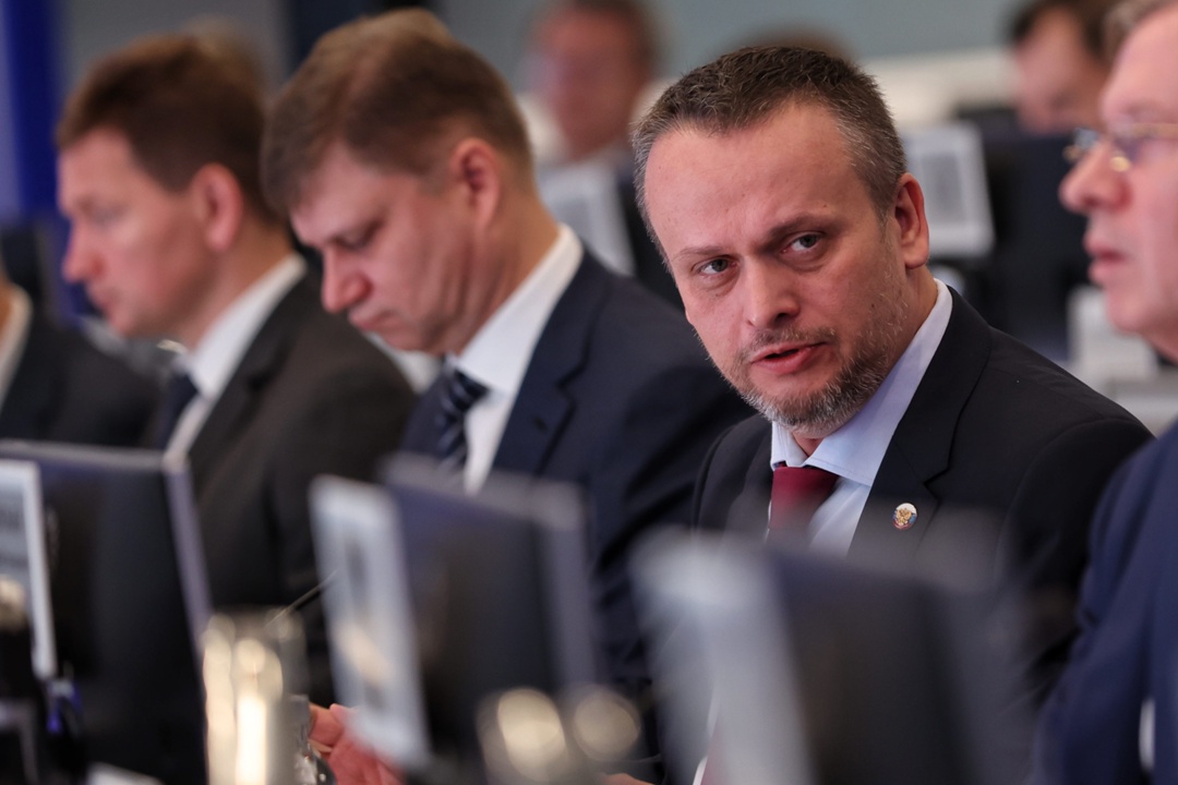 Вице-премьер Виталий Савельев провел совещание по реализации проекта строительства высокоскоростной магистрали Москва – Санкт-Петербург.