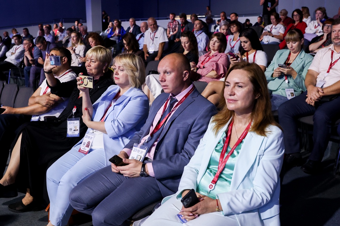 На ВНОТ-2025 обсудили вопросы производительности труда и платформенной занятости.