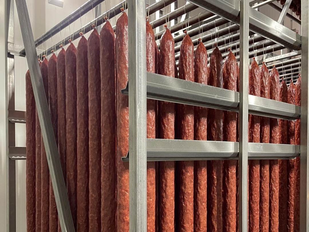 Роботизированный завод «Черкизово» в Кашире приступил к производству колбас длиной 1,14 м — это на 50% больше ранее выпускаемых батонов под нарезку