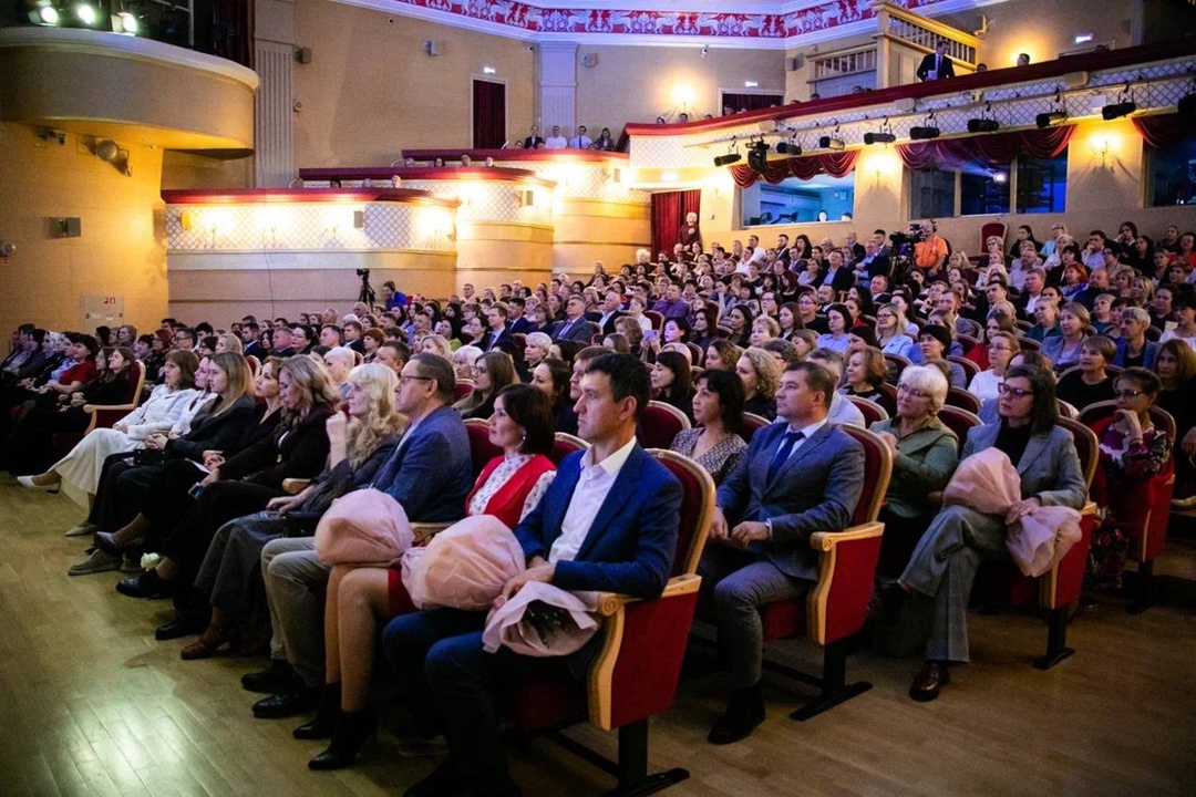 Классика для Югры Звёзды оперы поздравляют базовые города ЛУКОЙЛа с юбилеями: лет — Когалыму и лет — Лангепасу.