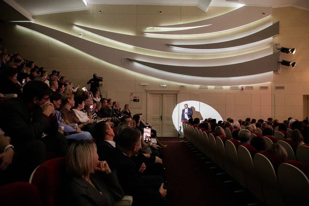 Классика для Югры Звёзды оперы поздравляют базовые города ЛУКОЙЛа с юбилеями: лет — Когалыму и лет — Лангепасу.