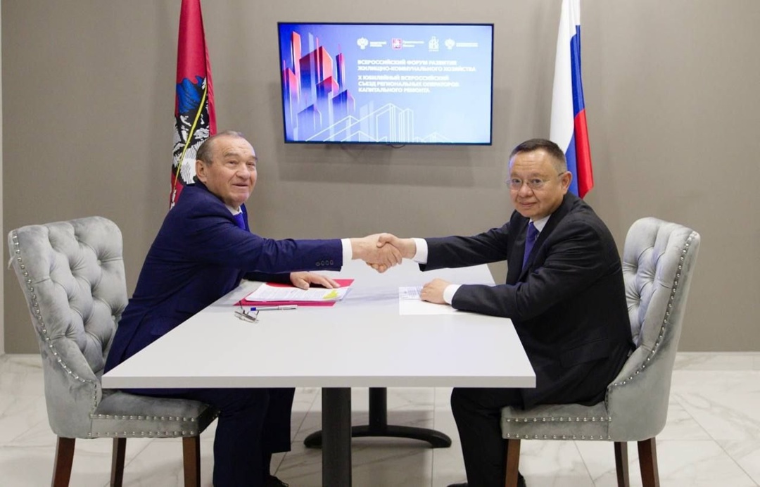 На полях Всероссийского форума развития ЖКХ Глава Минстроя России Ирек Файзуллин и Заместитель Мэра Москвы по вопросам ЖКХ и благоустройства Петр Бирюков…