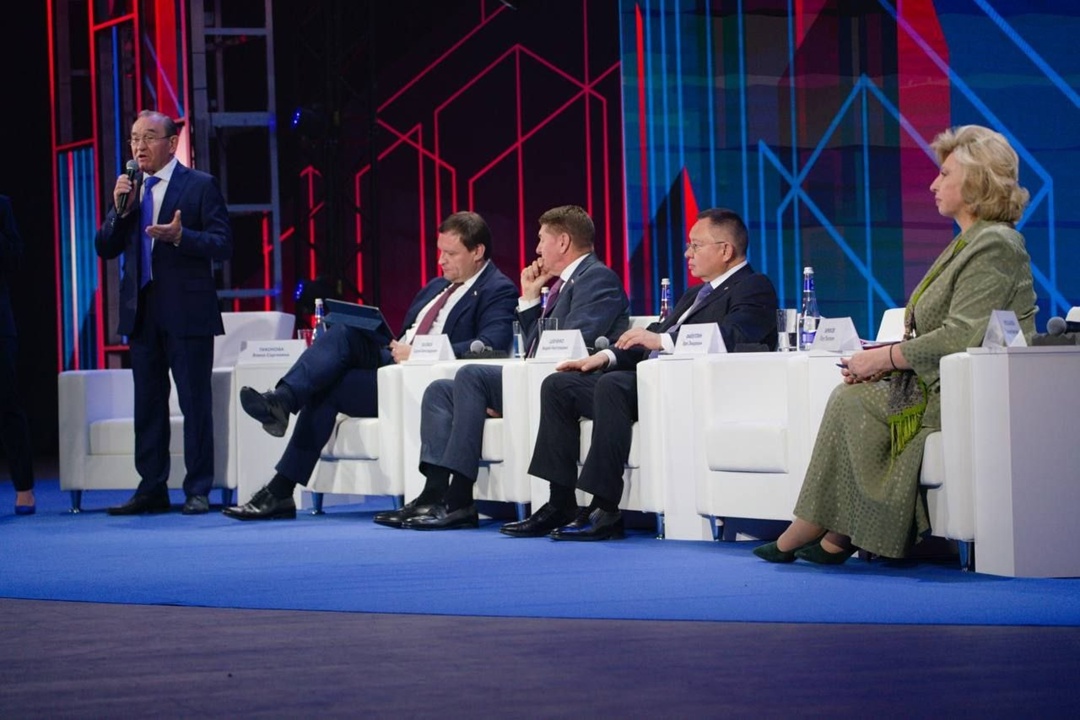 Глава Минстроя России Ирек Файзуллин открыл пленарное заседание Всероссийского форума развития ЖКХ